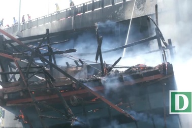 Tàu cá chứa 25.000 lít dầu bốc cháy dữ dội