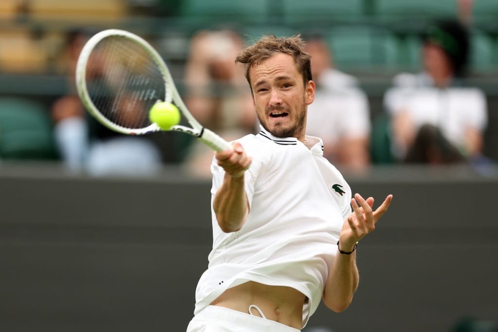Alcaraz, Medvedev vất vả giữ chỗ tại Wimbledon - 2 Alcaraz, Medvedev vất vả giữ chỗ tại Wimbledon - 2
