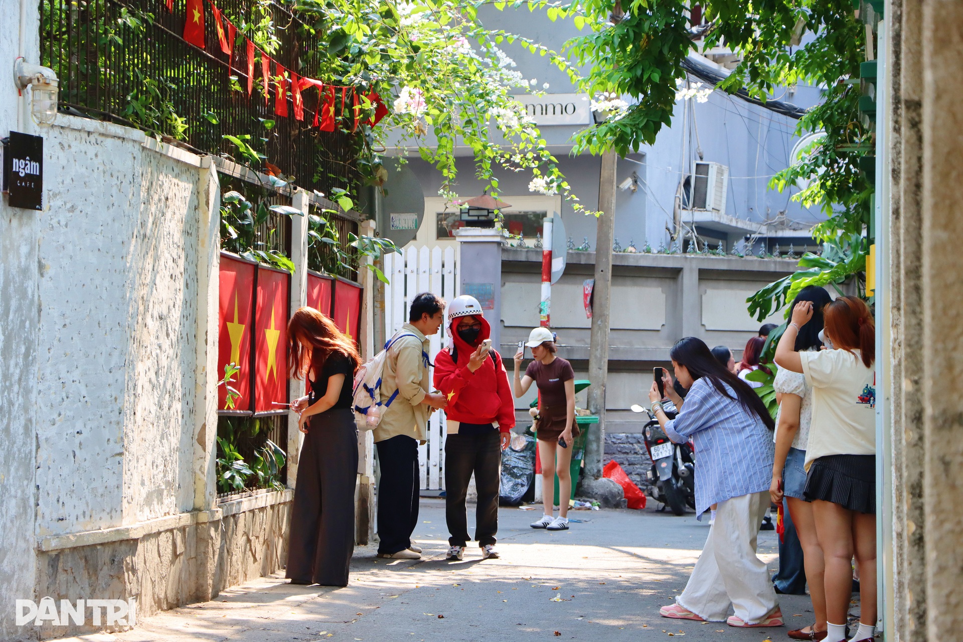 Quán cà phê treo bản đồ Việt Nam hơn 2m, khách đến 3 lần vẫn không có chỗ - 6 Quán cà phê treo bản đồ Việt Nam hơn 2m, khách đến 3 lần vẫn không có chỗ - 6