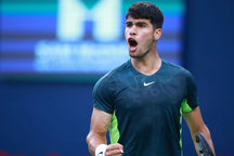 Alcaraz vất vả vào tứ kết, Medvedev giữ đà thăng hoa tại Canadian Open