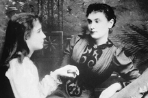 Câu chuyện xúc động về nữ giáo viên Mỹ giúp trò khiếm thính có bằng cử nhân