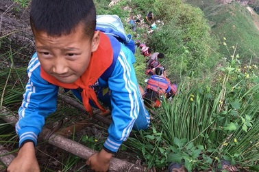 Trung Quốc di dời ngôi làng cao 800m trên núi