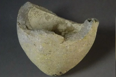 Chiếc bình gốm bí ẩn thực ra là "vũ khí chết người" 900 năm tuổi