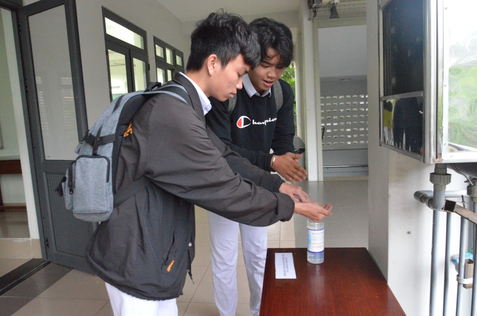 Đà Nẵng: HS lớp 12 được đo thân nhiệt, rửa tay sát khuẩn từ cổng trường - 5 Đà Nẵng: HS lớp 12 được đo thân nhiệt, rửa tay sát khuẩn từ cổng trường - 5