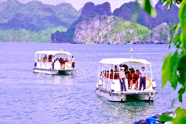 Thí sinh Next Top Model chèo thuyền Kayak giữa Vịnh Hạ Long