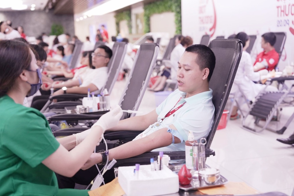 Người TNG Holdings Vietnam mang giọt thương gửi vào ngân hàng máu - 2 Người TNG Holdings Vietnam mang giọt thương gửi vào ngân hàng máu - 2