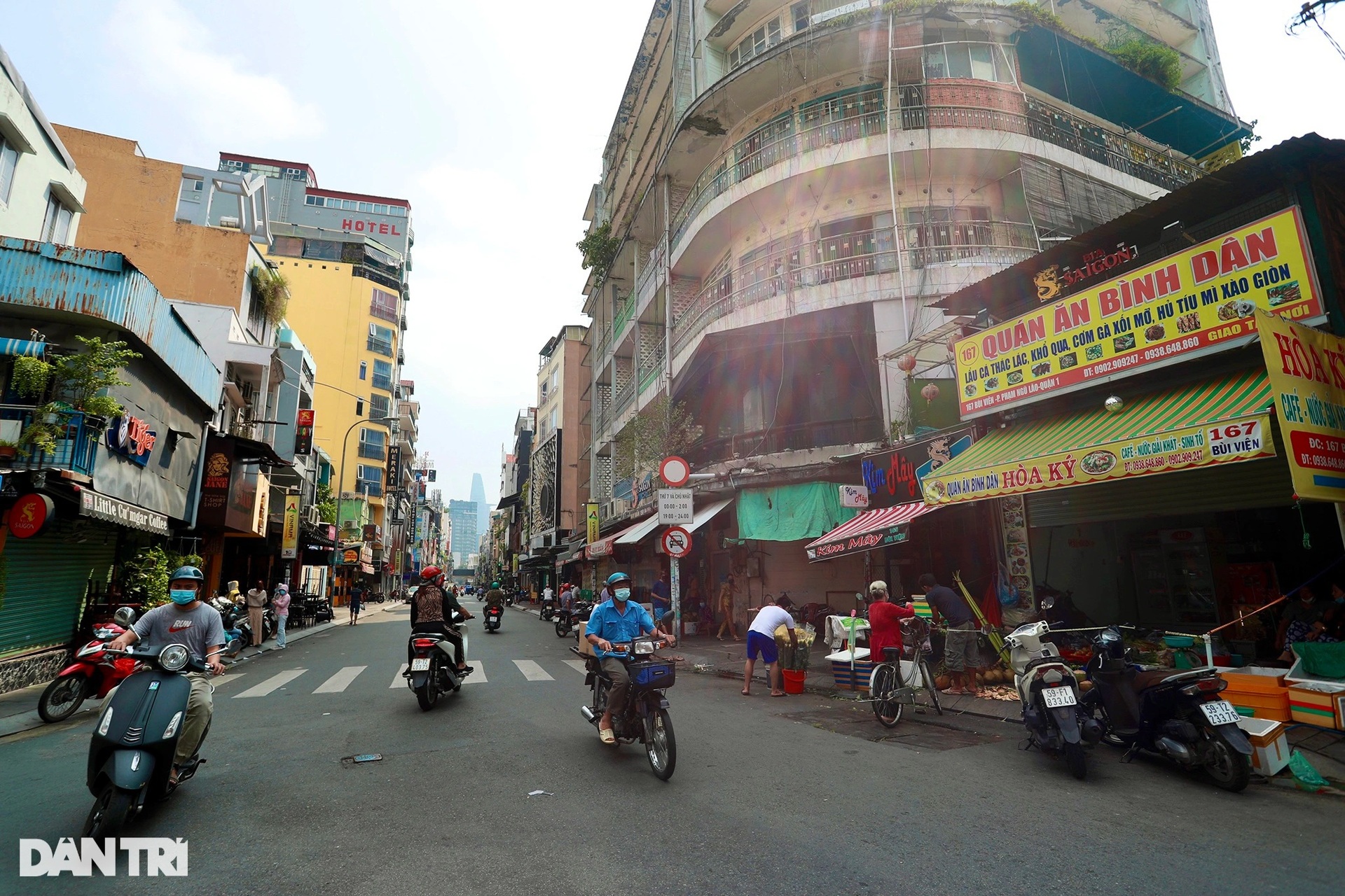 Quán bar, nhà hàng phố Tây Bùi Viện bất ngờ thành quầy bán rau củ, thịt cá - 1 Quán bar, nhà hàng phố Tây Bùi Viện bất ngờ thành quầy bán rau củ, thịt cá - 1