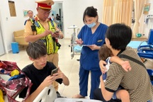 CSGT dùng xe đặc chủng đưa bé trai Nhật Bản đi cấp cứu