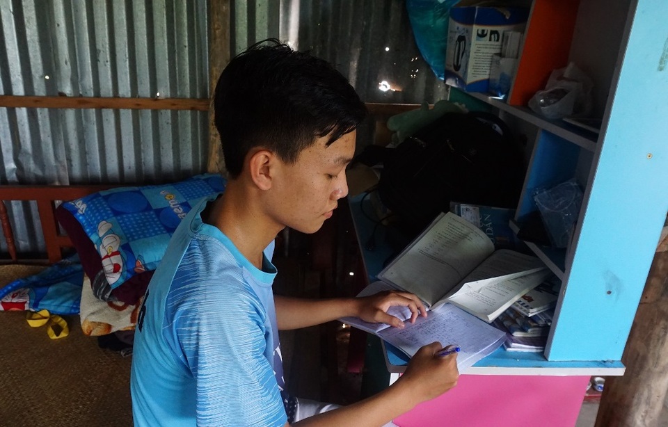 Xót xa cảnh vợ chồng nghèo kiết vượt trăm cây số chữa bệnh - 4 Xót xa cảnh vợ chồng nghèo kiết vượt trăm cây số chữa bệnh - 4