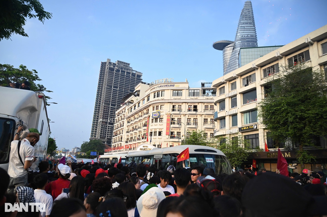 tonducthang_hoanghuong_2.jpg tonducthang_hoanghuong_2.jpg