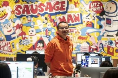 Bị đuổi học, chàng trai Trung Quốc trở thành tỷ phú USD nhờ game