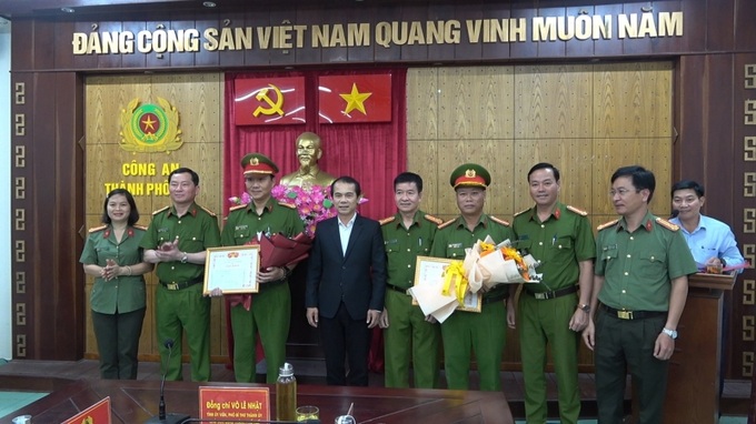 Ông Võ Lê Nhật - Chủ tịch UBND TP Huế trao khen thưởng cho lực lượng Công an có thành tích xuất sắc trong đấu tranh chống tội phạm ma tuý