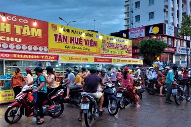 Chợ rằm Trung thu ở Sóc Trăng  bất ngờ "ấm lên" ở "phút 89"
