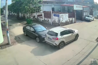 Ô tô "drift" thẳng vào sân uỷ ban sau va chạm giao thông