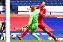 Vì sao vào bóng ác ý với Van Dijk, thủ thành Pickford vẫn vô tội?