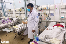 Bé trai 3 tuổi ngã vào xô nước người thân lấy cho chơi, tử vong thương tâm