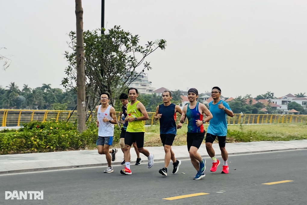 Nhiều người tố bị vỗ mông, đánh vào đầu khi chạy bộ sớm ở TPHCM - 3 Nhiều người tố bị vỗ mông, đánh vào đầu khi chạy bộ sớm ở TPHCM - 3