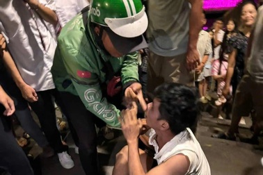 Khen thưởng tài xế xe ôm dũng cảm truy bắt kẻ trộm điện thoại