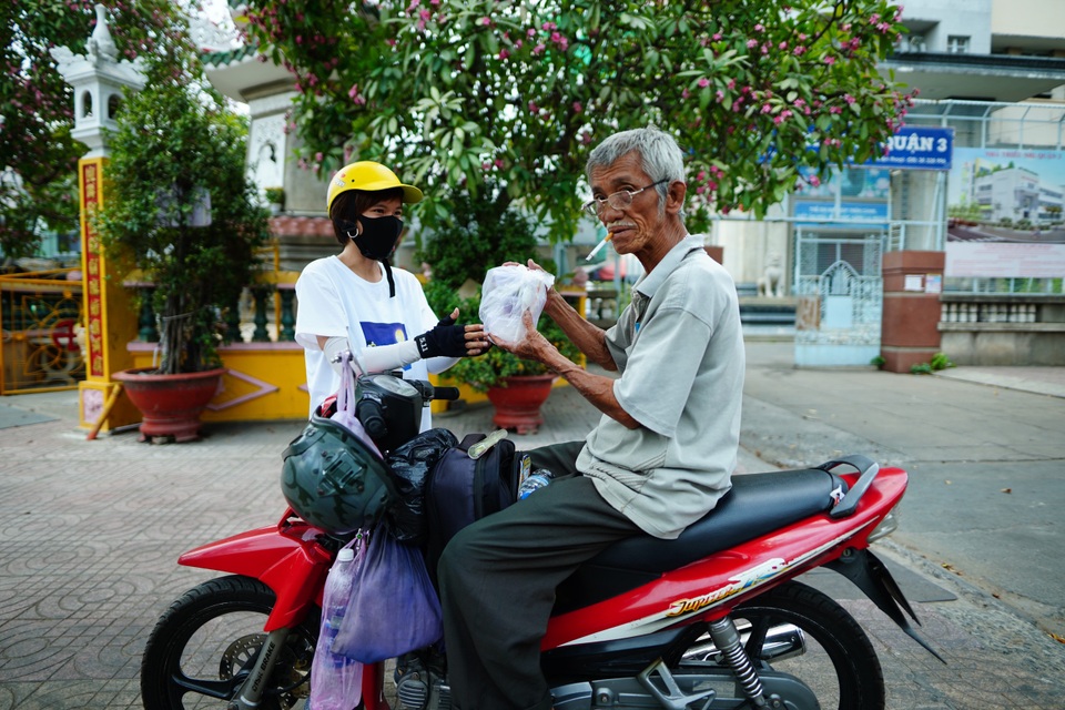 TPHCM: Hỗ trợ 50.000 đồng/ngày tới người bán vé số trong 15 ngày - 1 TPHCM: Hỗ trợ 50.000 đồng/ngày tới người bán vé số trong 15 ngày - 1