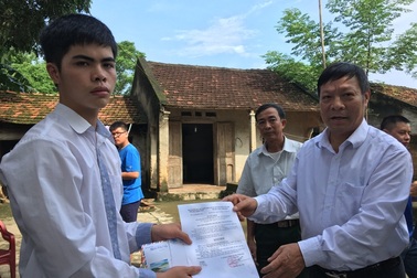 Nhiều suất học bổng, quà tặng đến với hai học sinh nghèo đạt trên 29 điểm khối A, B