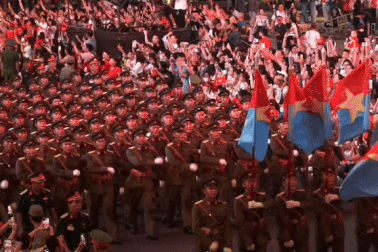 Khách quốc tế tỏ ra ngỡ ngàng và may mắn khi được xem diễu binh ở Việt Nam