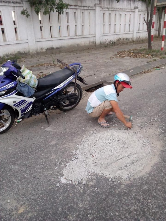 Thấy ụ xi măng cắm thanh sắt giữa đường, chú thợ hồ có hành động khiến dân mạng vỗ tay rần rần - Ảnh 2. Thấy ụ xi măng cắm thanh sắt giữa đường, chú thợ hồ có hành động khiến dân mạng vỗ tay rần rần - Ảnh 2.