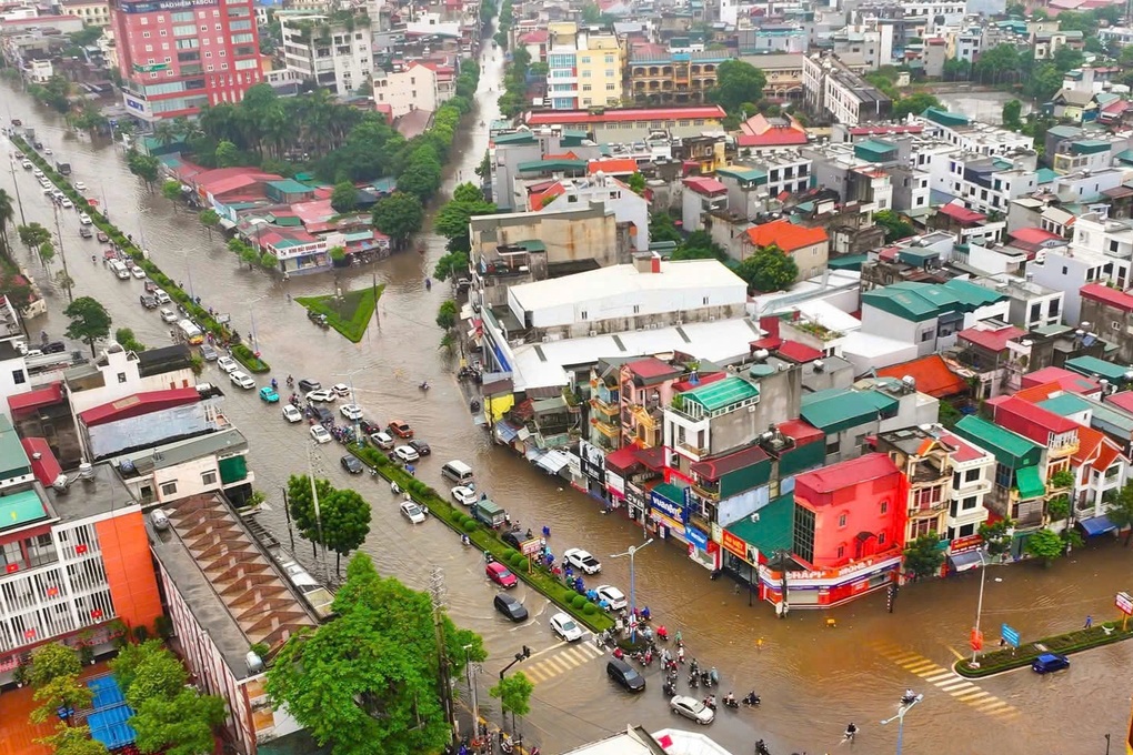 Bộ đội Biên phòng Hải Phòng xuyên đêm hỗ trợ dân chống bão số 4 - 1