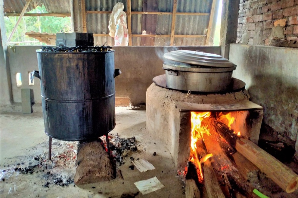 Người làm nghề thức thâu đêm làm thứ bánh giết sâu bọ - 7