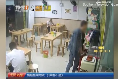 Thiếu nợ hơn 3 nghìn đồng trả tiền bát mỳ, thực khách để con gái ở lại quán ăn