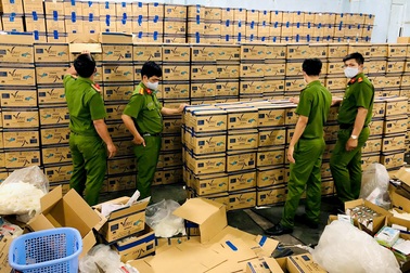 Phá đường dây sản xuất găng tay y tế giả “khủng” giữa mùa dịch Covid-19