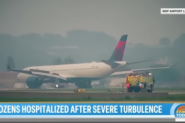 Máy bay rơi tự do hơn 1 phút, khách đập đầu lên trần, thức ăn bay tung tóe