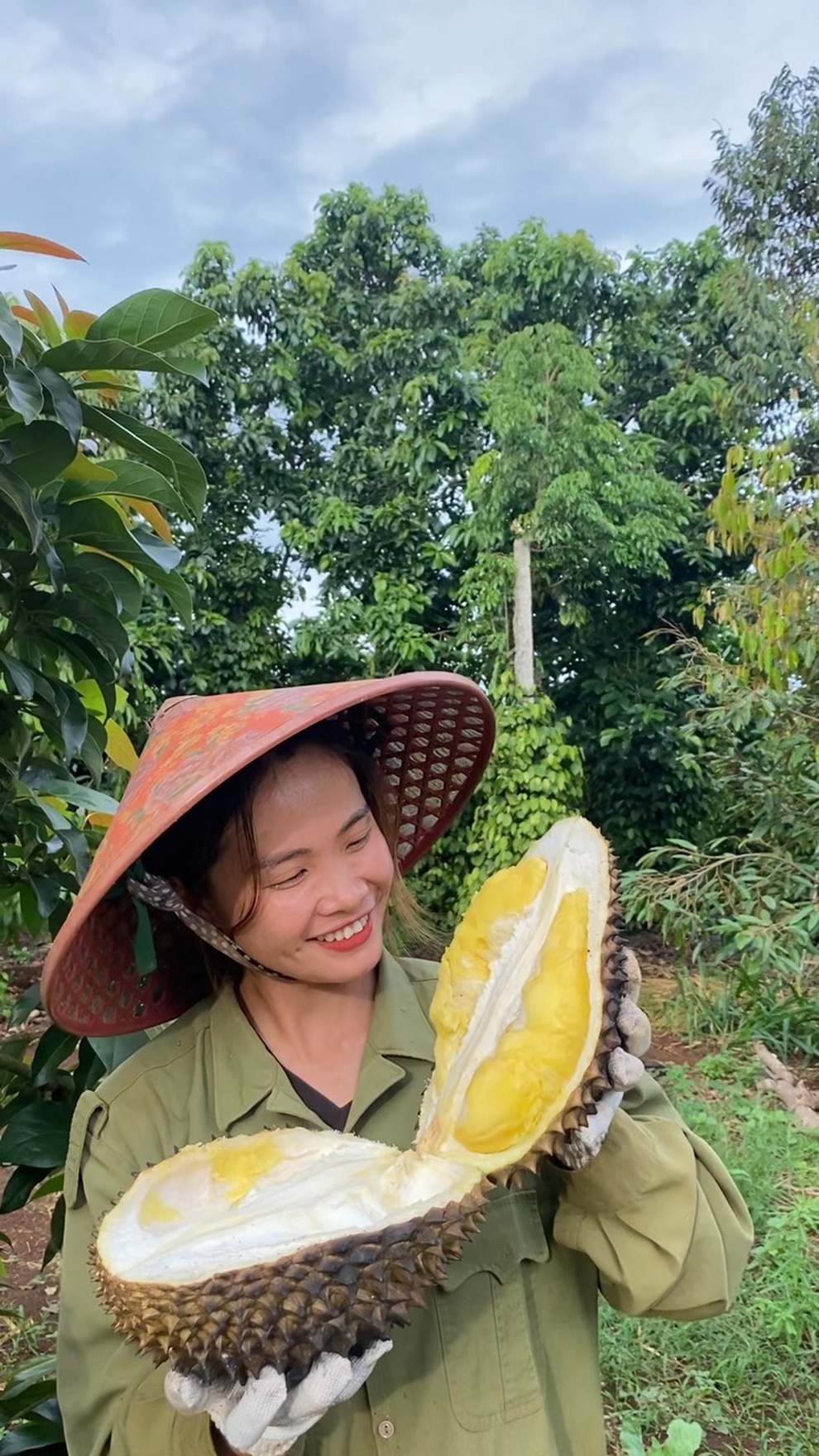 Rời TPHCM về quê vì dịch bệnh, cô gái trẻ gây sốt với loạt video làm vườn - 5 Rời TPHCM về quê vì dịch bệnh, cô gái trẻ gây sốt với loạt video làm vườn - 5