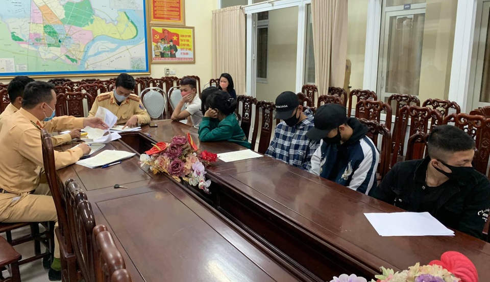 Xử phạt nhóm thanh thiếu niên “5 không” quậy trên phố giữa đại dịch - 2 Xử phạt nhóm thanh thiếu niên “5 không” quậy trên phố giữa đại dịch - 2