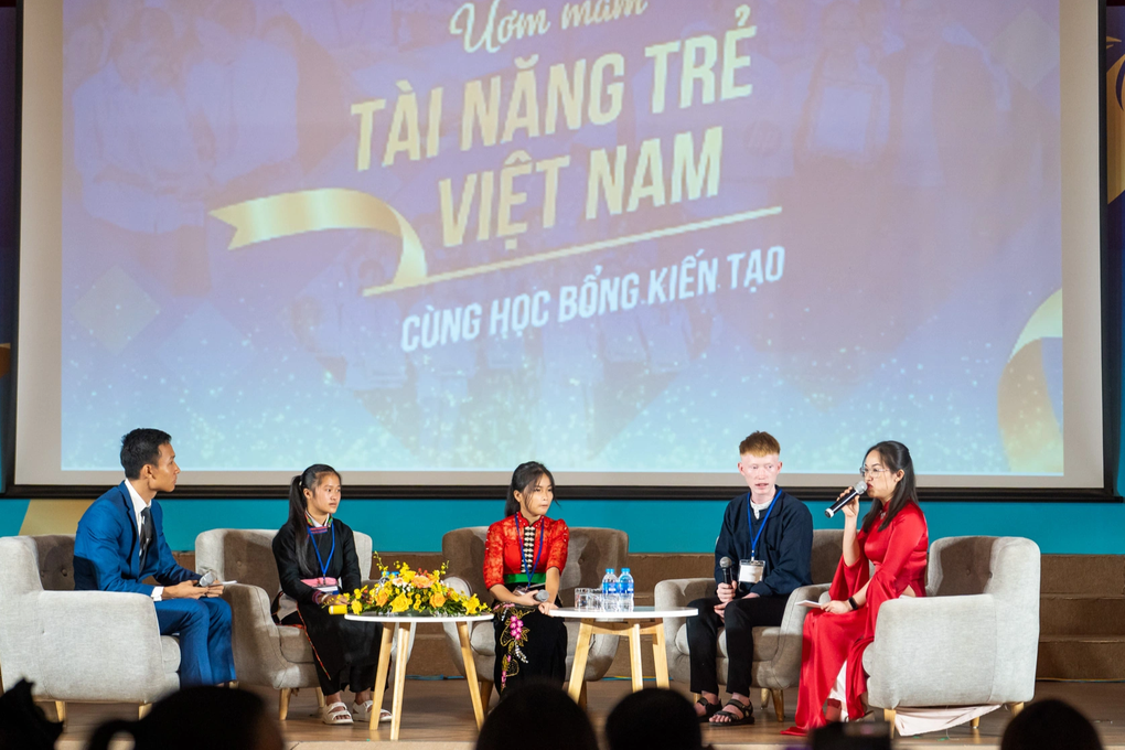 Suýt bỏ học vì cha qua đời, nam sinh Hà Giang vươn lên học giỏi - 1 Suýt bỏ học vì cha qua đời, nam sinh Hà Giang vươn lên học giỏi - 1