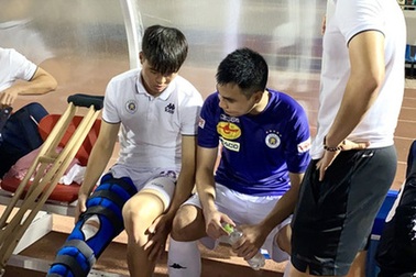 Đình Trọng và Duy Mạnh cùng sang Singapore kiểm tra chấn thương