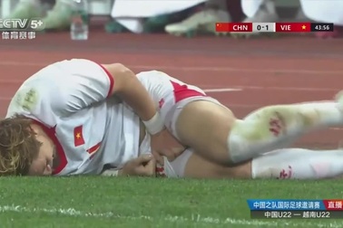 Hành động chơi xấu của cầu thủ Trung Quốc với Viktor Lê