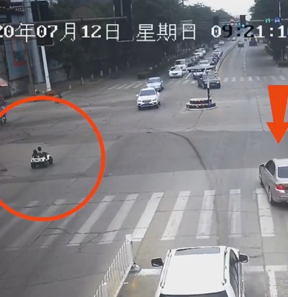 Hai em bé lái xe đồ chơi “hiên ngang đi qua ngã tư đúng giờ cao điểm - 1 Hai em bé lái xe đồ chơi “hiên ngang đi qua ngã tư đúng giờ cao điểm - 1