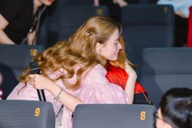 Hoàng Thùy Linh xuất hiện bất ngờ ở rạp phim, hạnh phúc trong vòng tay fan