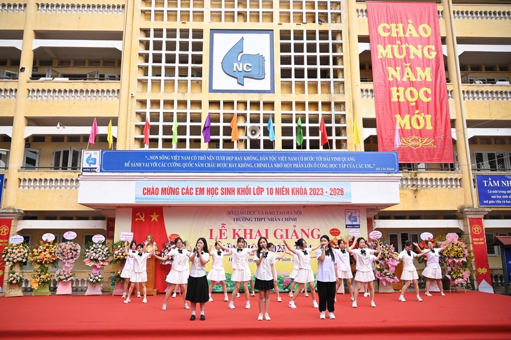 Không khí khai giảng năm học 2023-2024 tại Trường THPT Nhân Chính, Hà Nội - 4 Không khí khai giảng năm học 2023-2024 tại Trường THPT Nhân Chính, Hà Nội - 4
