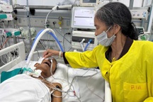 Vợ ung thư gục ngã khi chồng nguy kịch trong phòng hồi sức