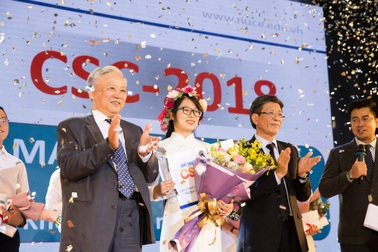 "Vượt mặt" nhiều nam sinh xuất sắc, Ánh Hồng đoạt giải thưởng CSC trị giá 120 triệu đồng