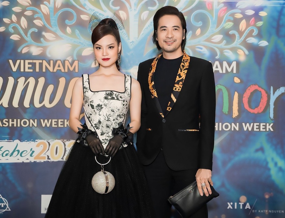 Quang Hà lịch lãm đi xem show thời trang - 2