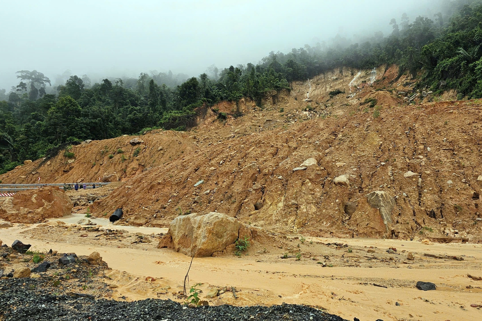Mưa lớn, sạt lở ở Khánh Hòa làm 7 người tử vong, nhiều nơi ngập sâu - 7 Mưa lớn, sạt lở ở Khánh Hòa làm 7 người tử vong, nhiều nơi ngập sâu - 7