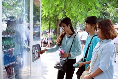 Hà Nội lắp hàng loạt máy bán hàng tự động để giảm hàng rong