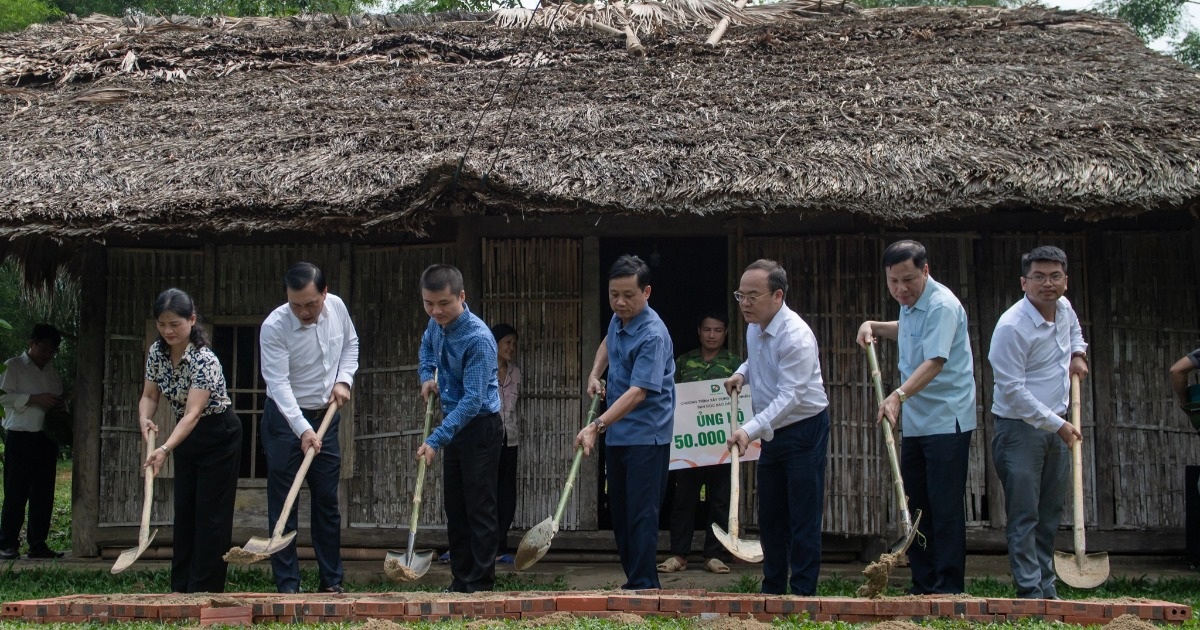 Trong buổi lễ khởi công, nhà báo Phạm Tuấn Anh trao tặng số tiền 500 triệu đồng ủng hộ 10 hộ gia đình nghèo (mỗi hộ 50 triệu đồng) ở xã Trung Hà, huyện Chiêm Hóa, Tuyên Quang.