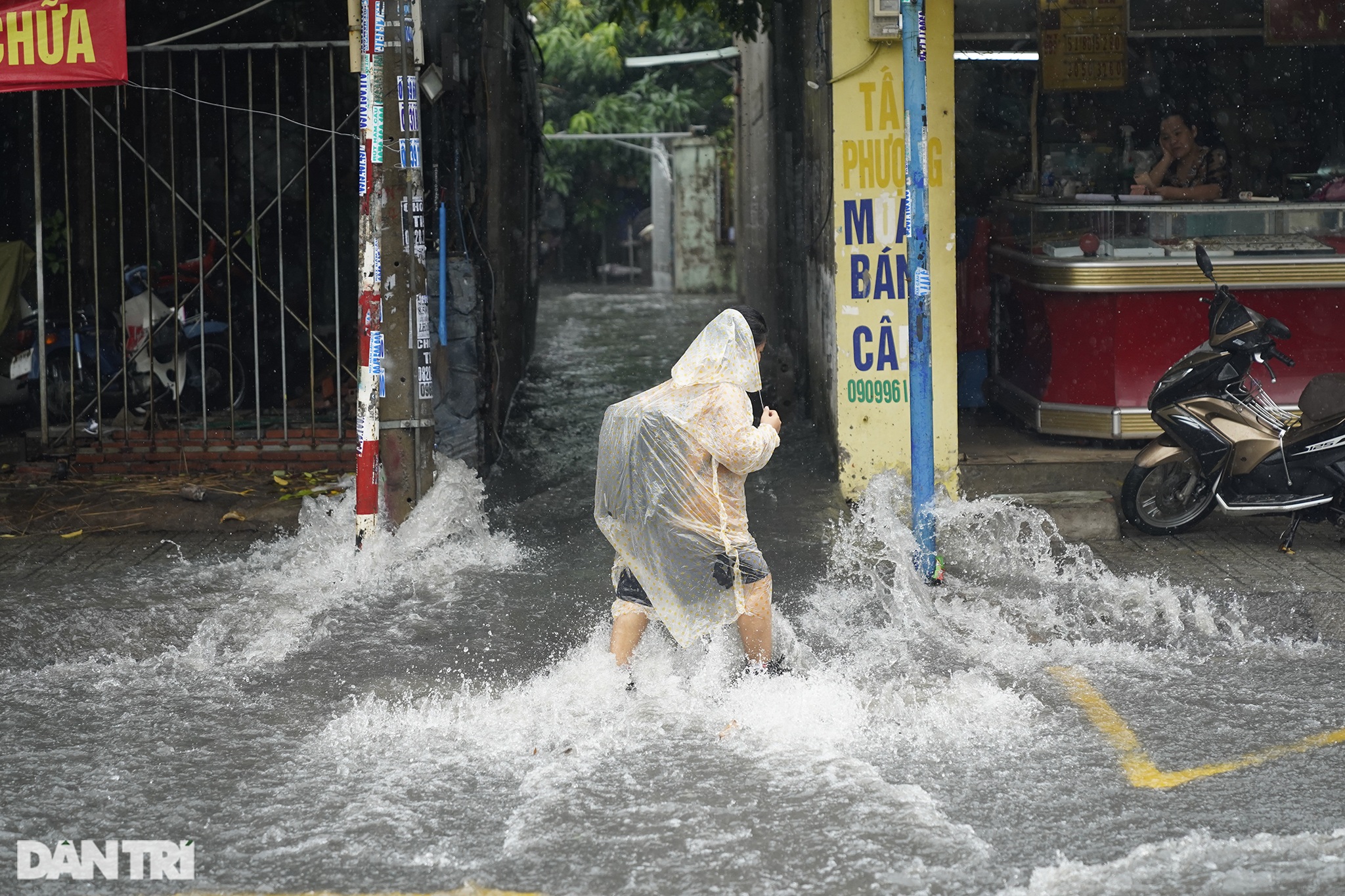 Kinh hoàng con hẻm giữa Sài Gòn, cứ mưa là nước chảy vào nhà như thác lũ - 12 Kinh hoàng con hẻm giữa Sài Gòn, cứ mưa là nước chảy vào nhà như thác lũ - 12