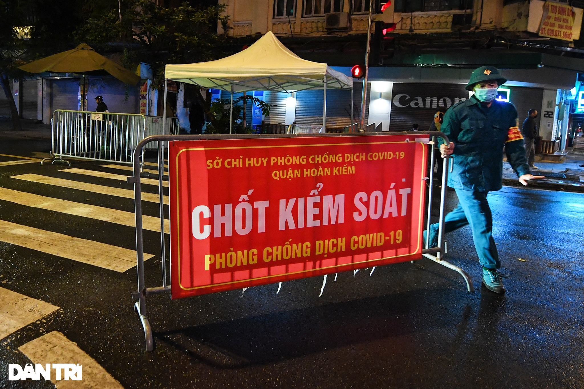 Người dân Hà Nội ra đường phất cờ giữa đêm mừng BV Việt Đức gỡ cách ly - 1 Người dân Hà Nội ra đường phất cờ giữa đêm mừng BV Việt Đức gỡ cách ly - 1