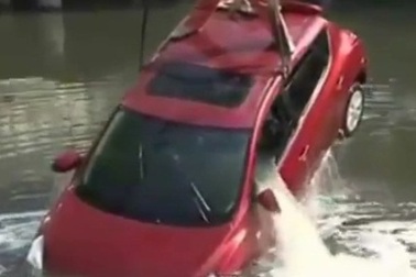 Lùi quá đà, ô tô lao xuống hồ