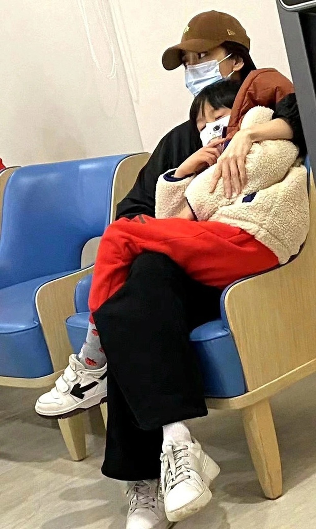 Đang bị phong sát ngầm, Angelababy bất ngờ ghi điểm nhờ một hành động - 3 Đang bị phong sát ngầm, Angelababy bất ngờ ghi điểm nhờ một hành động - 3