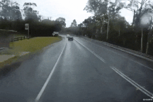 Cú đánh lái "siêu đẳng" của một tài xế xe tải